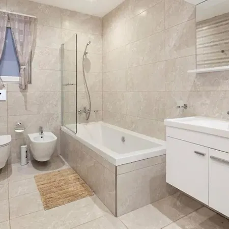 Modern 3 Bedroom In Swieqi,malta Lägenhet *